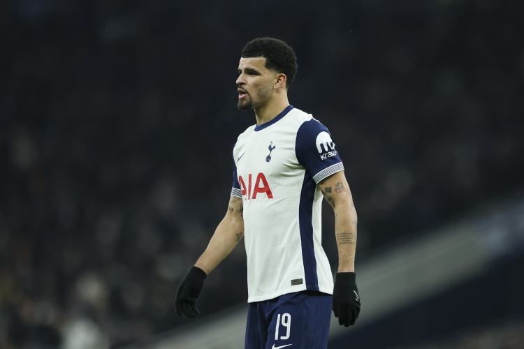 客场输给阿森纳之后，埃弗顿球迷在看台互殴